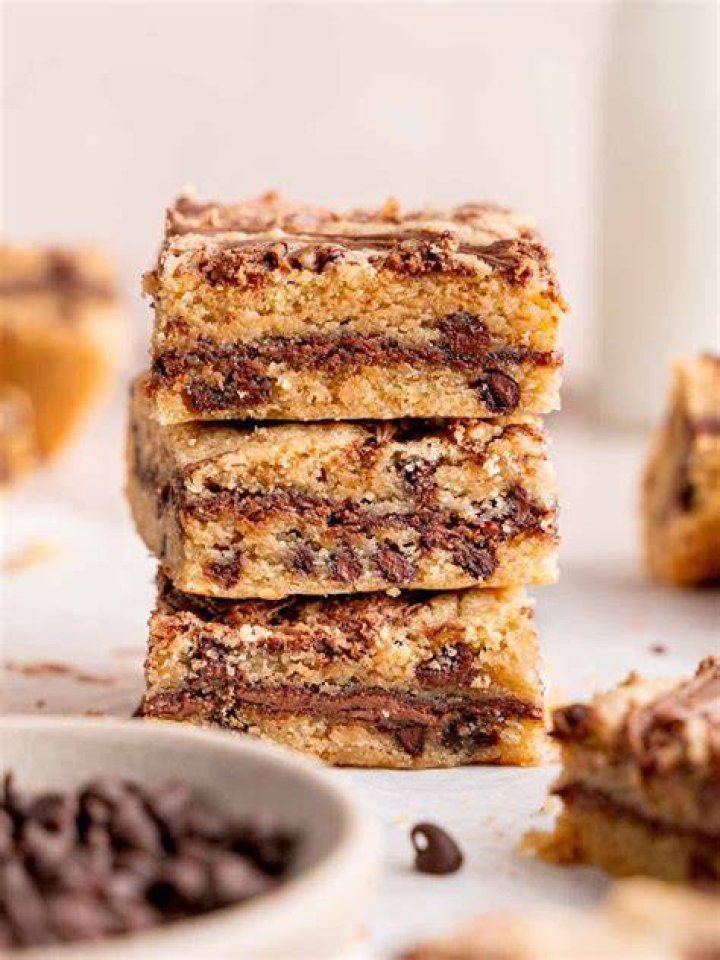 Pan of nutella cookie bars topped with chocolate chips.